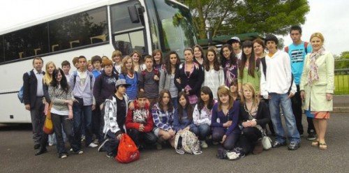Pegasus-coach-promo-to-Voyager-Schools__ScaleWidthWzUwMF0